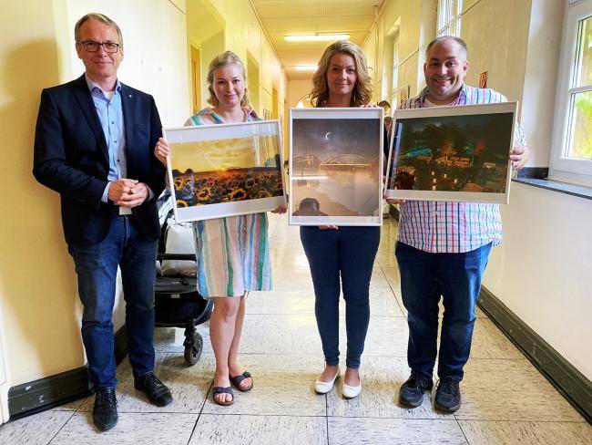 von links: Bürgermeister André Dora, Rebecca Warncke, die das Bild für Ihre Mutter in Empfang nimmt, Vanessa Schöler und Benjamin Luig.