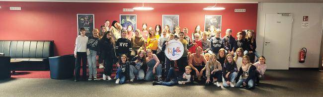 Das Bild zeigt ein Gruppenfoto des Kinder- und Jugendparlaments, das im Oktober 2023 im Cineworld gemacht wurde.
