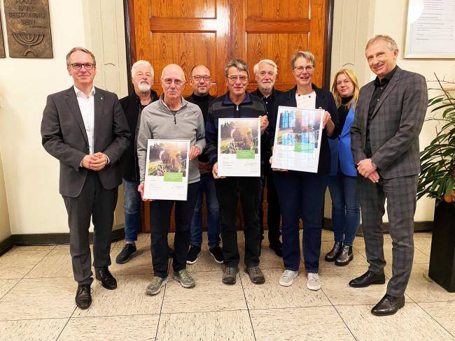 Vor dem Sitzungssaal im Rathaus stehen von links: Bürgermeister André Dora, Joachim Lehmann (SPD-Fraktionsvorsitzender), Dieter Link-Stern, Falco Böhlje (stellv. Vorsitzender des Klima-, Umwelt- und Mobilitätsausschusses), Gerald Kollmann (1. Preis), Theodor Beckmann (Vorsitzender des Klima-, Umwelt- und Mobilitätsausschusses), Beate auf der Heide (Leiterin Elisabeth Hospiz), Kerstin Seidel (Klimaanpassungsmanagerin), Dirk Wißel (Westenergie-Kommunalmanager)