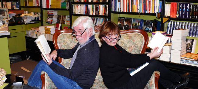 Christiane Dieckerhoff und Hannes Goerigk auf einer Couch in der Buchhandlung Bücherwurm. Beide halten ein Buch in der Hand.