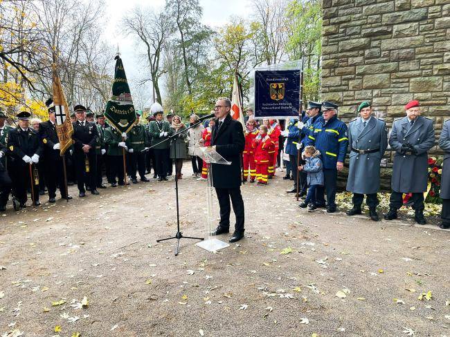 Im Vordergrund Bürgermeister André Dora, hinter Delegationen mehrerer Vereine - unter anderem der Schützenvereine, des THW, der Feuerwehr und der Reservistenkameradschaft Datteln am Ehrenmal 