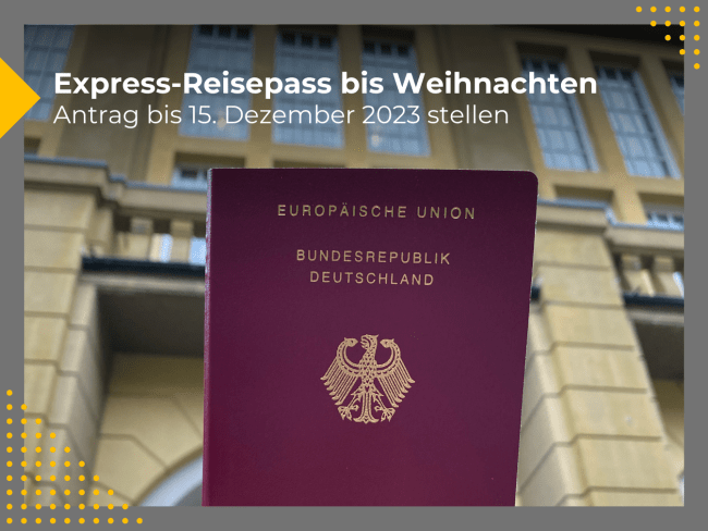 Reisepass, der vor dem Rathaus hochgehalten wird