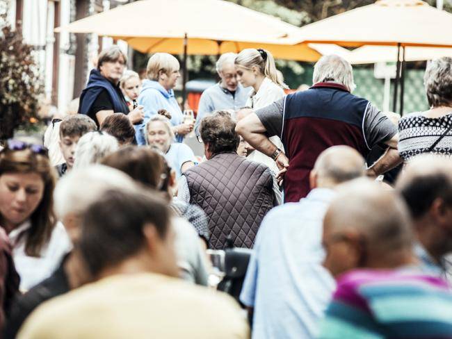 Menschen in der Fußgängerzone