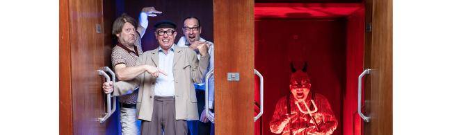 Mitglieder von Herbert Knebels Affentheater in einem Paternoster