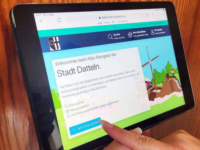 Die Startseite des Kita-Navigators wird auf einem Tablet angezeigt. 