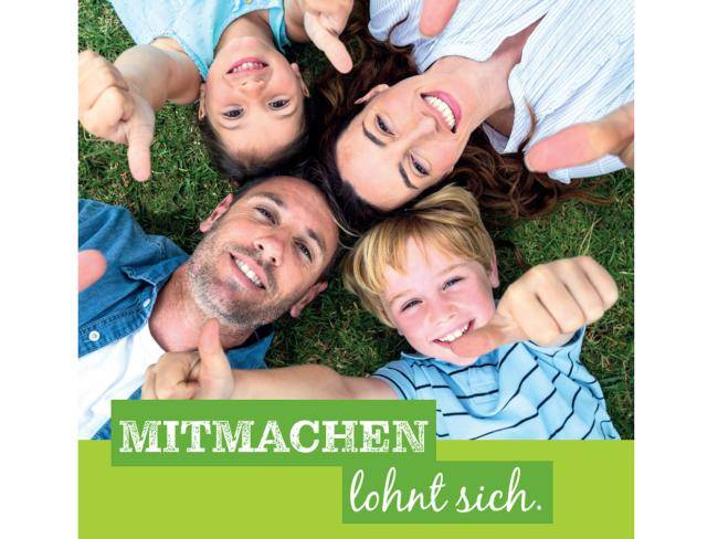 Vater, Mutter und zwei Kinder liegen auf einer Wiese, man sieht nur ihre Köpfe und einen Teil des Oberkörpers. Außerdem der Text "Mitmachen lohnt sich"