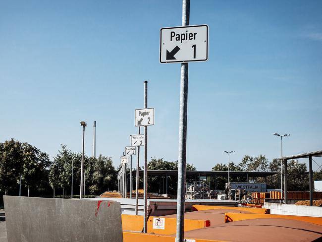 Der Recyclinghof des Kommunalen Servicebetriebs mit verschiedenen Containern, in denen die Wertstoffe abgelegt werden.