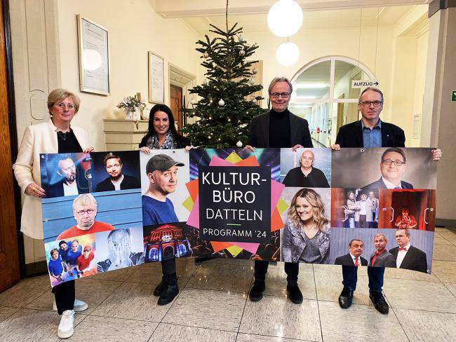 von links: Cordula Brink, Angelina Hördemann, Michael Hans und Bürgermeister André Dora. 