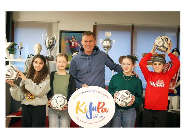 Das Foto zeigt von links: Roua Shakantana, Dionysia Obermayer, Ingo Anderbrügge, Mariesol Nitsch und Lena Dunke.