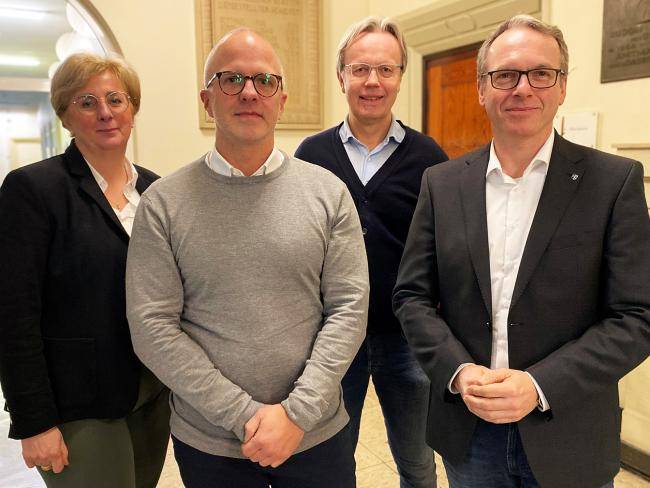 von links: Cordula Brink (Leitung Wirtschaftsförderung), Dennis Schulte (Wirtschaftsförderer), Michael Hans (Dezernent) und Bürgermeister André Dora. 