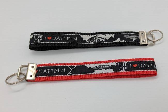 Merchandise Schlüsselanhänger mit der Aufschrift I Love Datteln in rot und schwarz