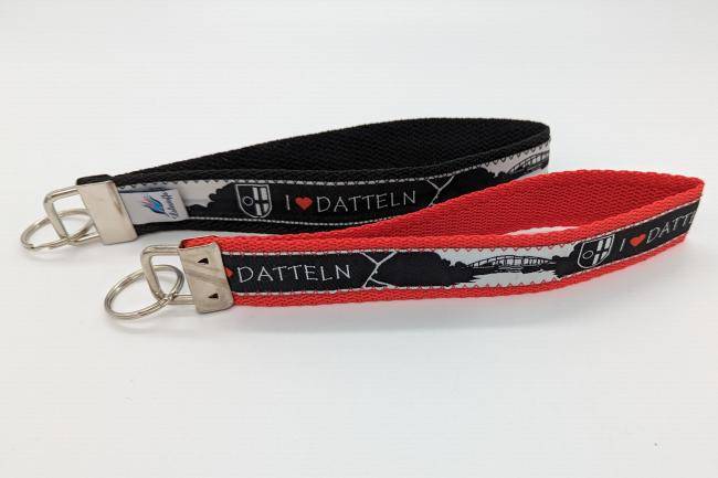 Merchandise Schlüsselanhänger mit der Aufschrift I Love Datteln in rot und schwarz Seitenansicht