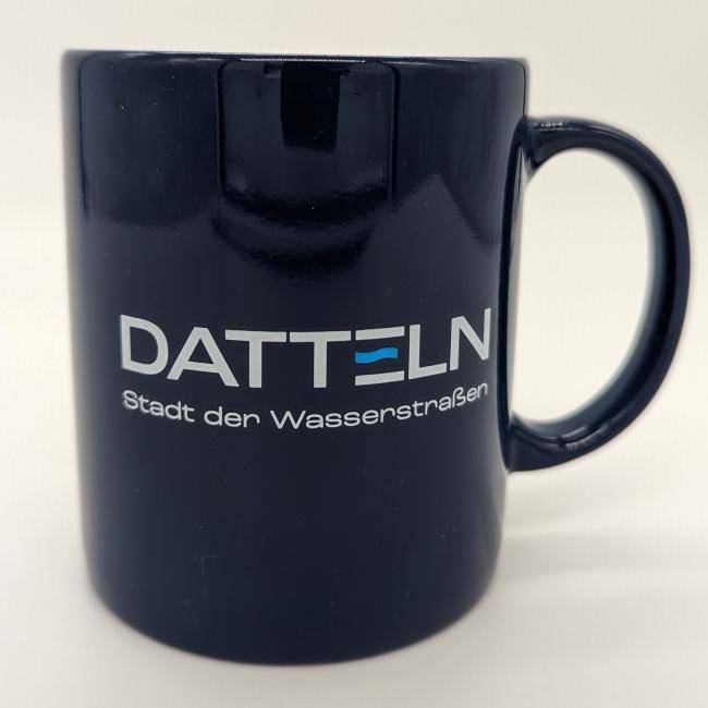 Tasse dunkelblau mit weißem Logo Datteln Stadt der Wasserstraßen Front - Merch