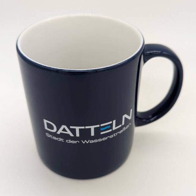 Tasse dunkelblau mit weißem Logo Datteln Stadt der Wasserstraßen Oben - Merch