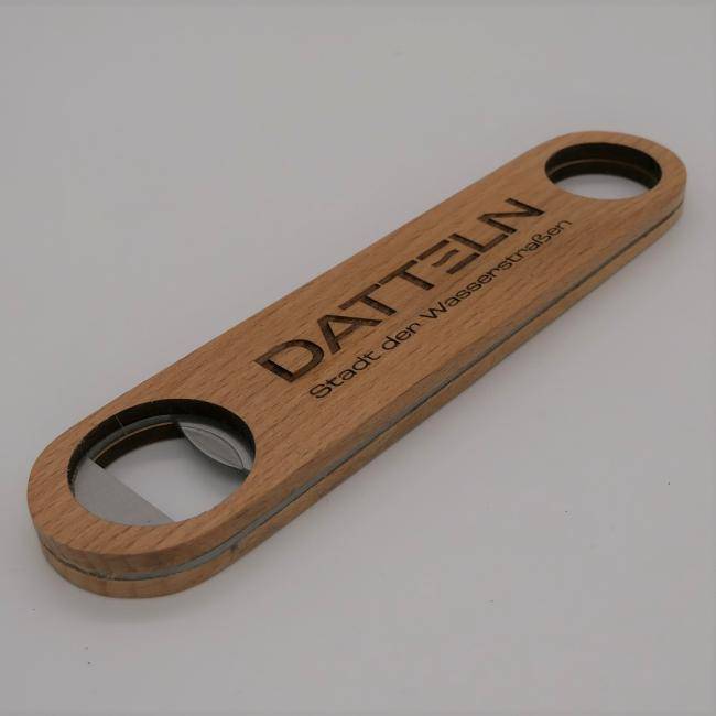 Flaschenöffner mit Logo Front liegend seitlich - Merch