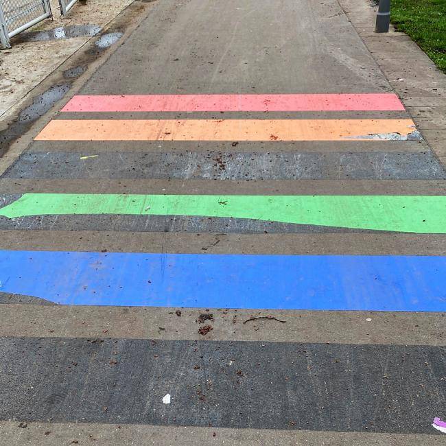 Unbekannte haben die erst am Vortag aufgebrachten Regenbogenstraßen teilweise entfernt. 