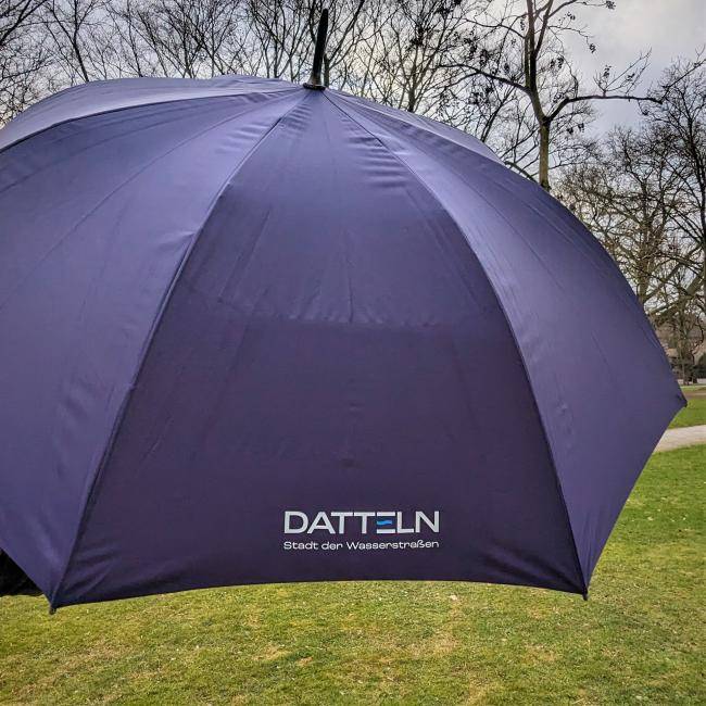 Regenschirm mit Logo offen - Merch