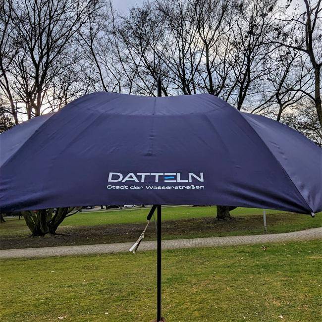 Regenschirm mit Logo geöffnet - Merch