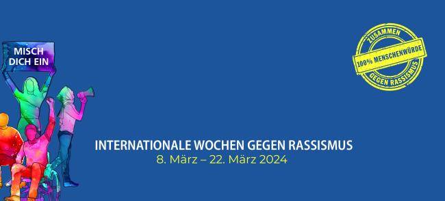 Vor einem blauen Hintergrund steht unter anderem der Text "Internationale Wochen gegen Rassismus", ein Siegel mit dem Text "Zusammen gegen Rassismus - 100 % Menschenwürde"