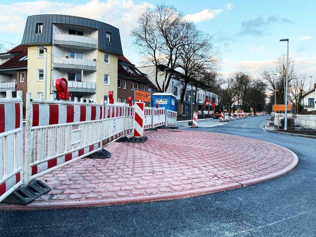 Kreisverkehr an der Hafenstraße, der noch mit Absperrbaken abgesperrt und noch nicht komplett freigegeben bist.
