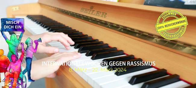 Zwei Hände beim Klavierspielen