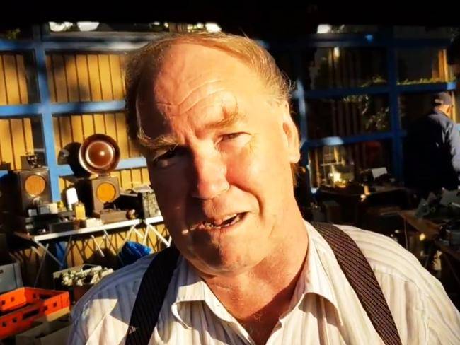 Rainer Berkenhoff vor der Stadthalle