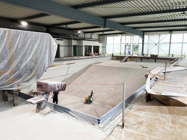 Stadtbad, teilweise schon mit neuen Fliesen, das 1-Meter-Brett ist abgesperrt