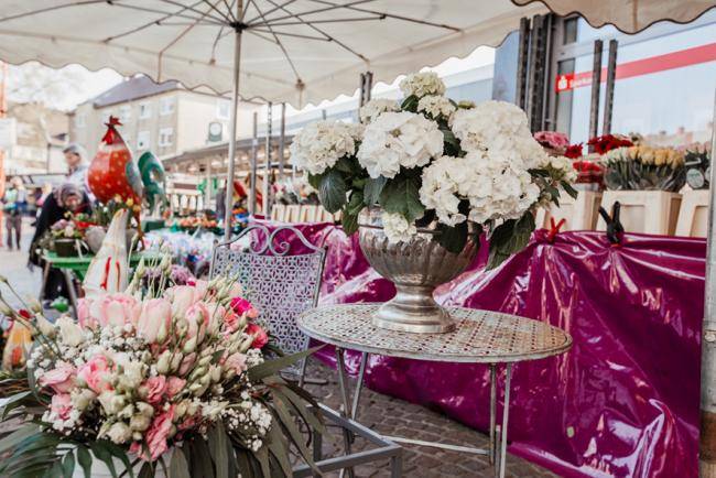 Blumenhandel_Zapfer_Marktstand_Dekoration_Wochenmarkt