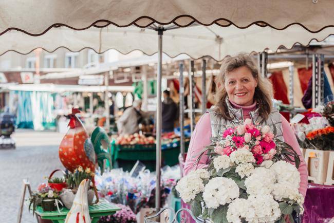 Blumenhandel_Zapfer_Marktstand_Portrait_Wochenmarkt