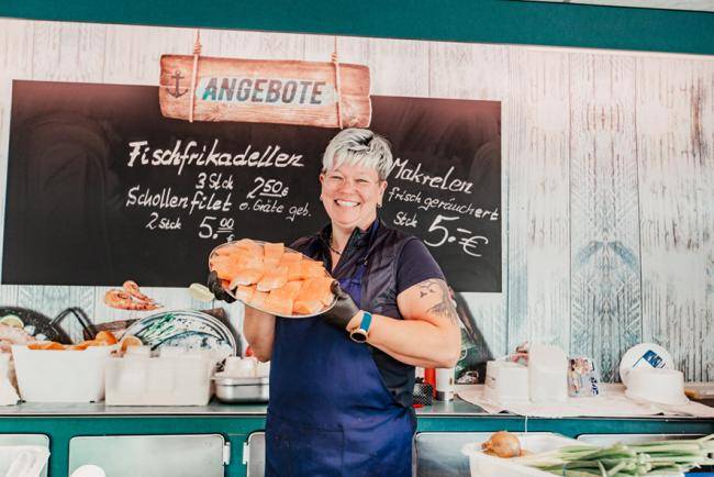 Fisch-Feinkost_Kobuss_Portrait_Marktstand_Wochenmarkt