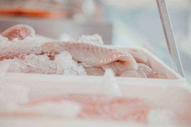 Fisch-Feinkost_Kobuss_Auslage_Fisch_Marktstand_Wochenmarkt