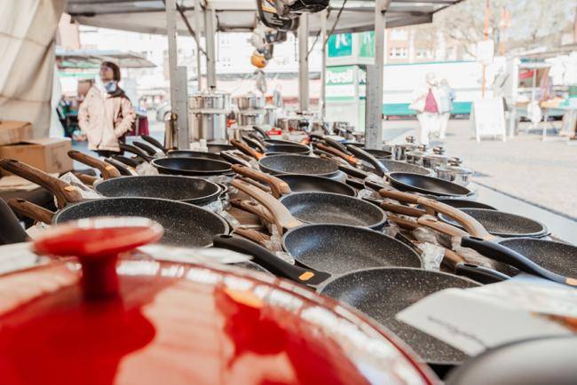 Haushaltswaren_Franz_Kaupenjohann_Marktstand_Töpfe_Auslage_Wochenmarkt