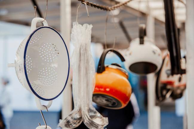 Haushaltswaren_Franz_Kaupenjohann_Marktstand_Sieb_Wochenmarkt