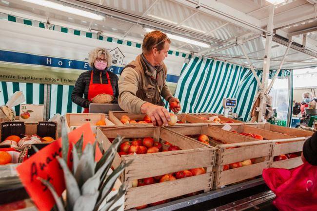 Hof_Engelkamp_Marktstand_Personen_Wochenmarkt