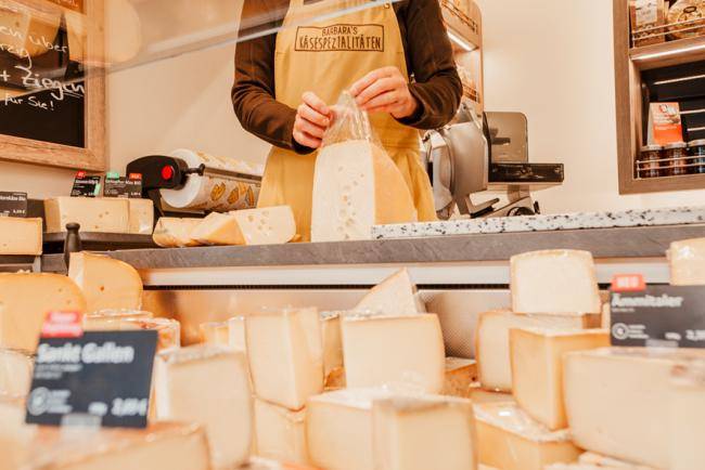 Käse_Barbara_Marktstand_Auslage_Wochenmarkt