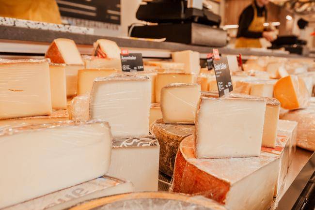 Käse_Barbara_Auslage_Wochenmarkt