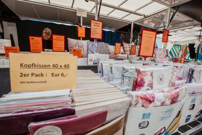 Bettwaren_Handtuecher_Gatberg_Marktstand_Wochenmarkt