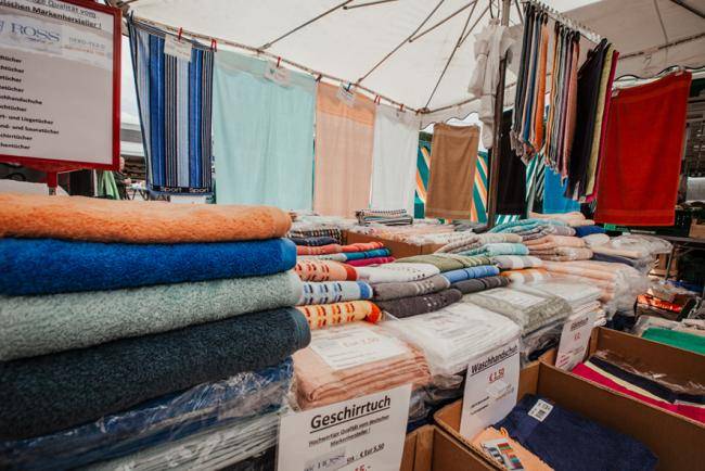 Bettwaren_Handtuecher_Gatberg_Marktstand_Sortiment_Wochenmarkt