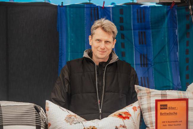 Bettwaren_Handtuecher_Gatberg_Marktstand_Portrait_Wochenmarkt