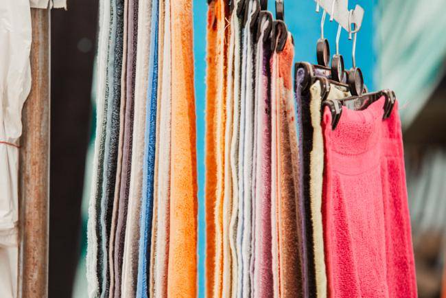 Bettwaren_Handtuecher_Gatberg_Marktstand_Tücher_Wochenmarkt