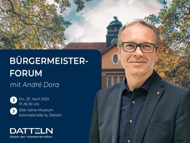 Bürgermeister André Dora vor dem Dattelner Rathaus, außerdem der Hinweis, dass das Bürgermeisterforum am Donnerstag, 25. April 2024, im 50-er-Jahre-Museum stattfindet.