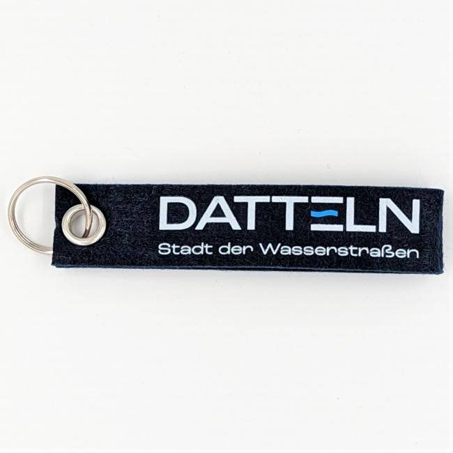 Filz Schlüsselanhänger dunkelblau mit Logo liegend Produktfoto - Merch