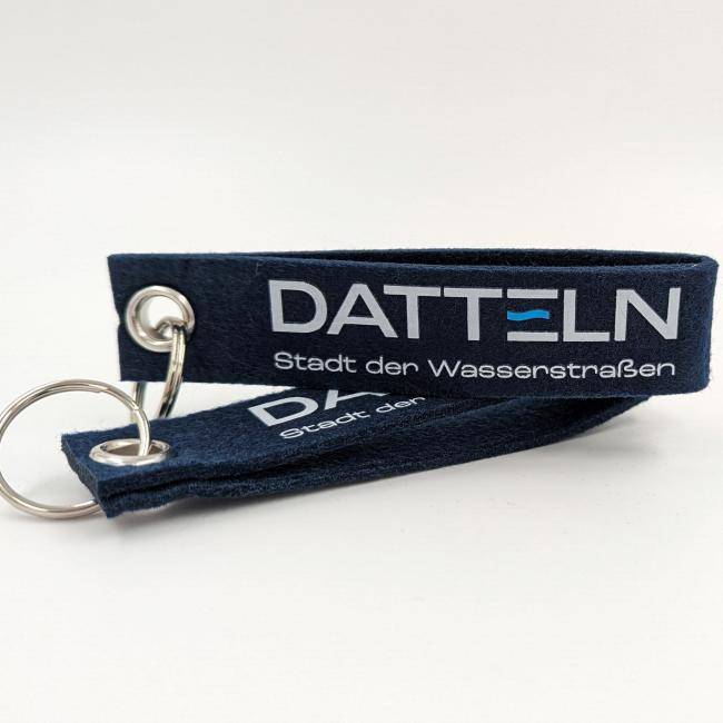 Filz Schlüsselanhänger dunkelblau mit Logo zwei Stück Produktfoto - Merch