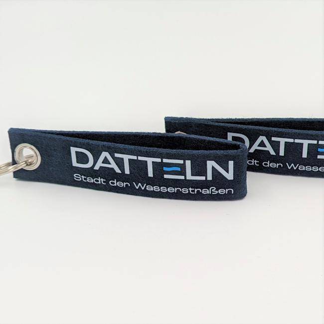 Filz Schlüsselanhänger dunkelblau mit Logo stehend Produktfoto - Merch