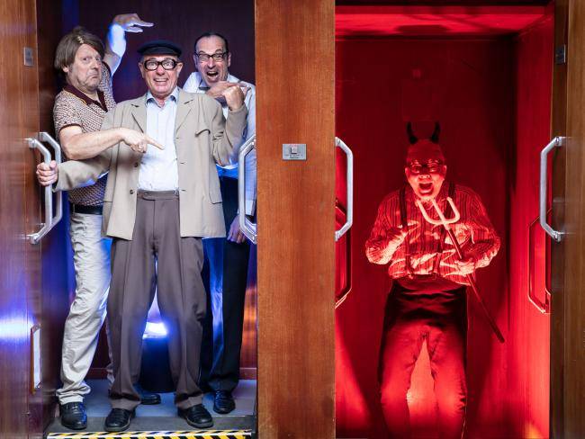 Mitglieder von Herbert Knebels Affentheater in einem Paternoster, einer ist als Teufel verkleidet