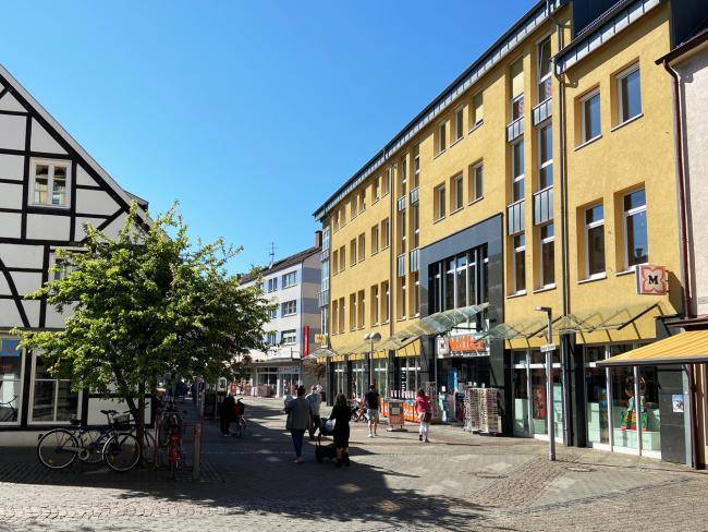 Fußgängerzone vor Müller im April 2022