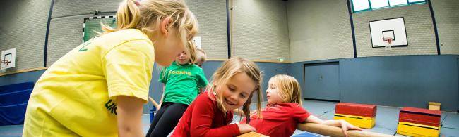 Kinder beim Turnen in der Sporthalle