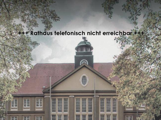 Das Rathaus von vorne und der textliche Hinweis auf eine telefonische Störung