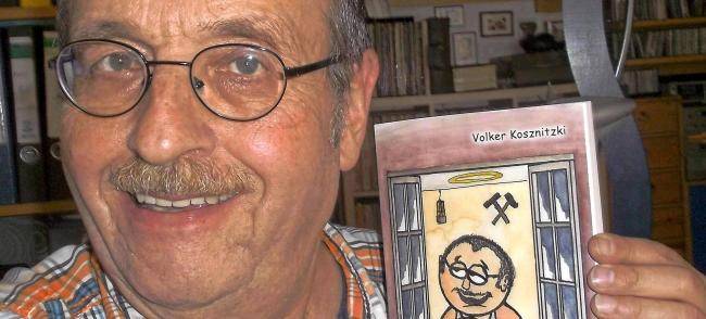 Der Autor Volker Kosznitzki mit einem Buch 