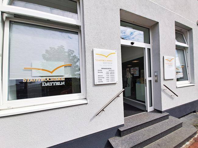 Eingang der Stadtbücherei in der Kolpingstraße